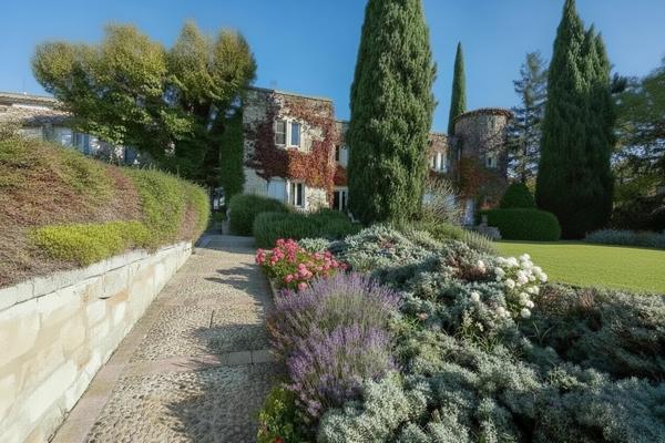 Visan (84820) Demeure exceptionnelle au coeur d'un village pittoresque du Vaucluse