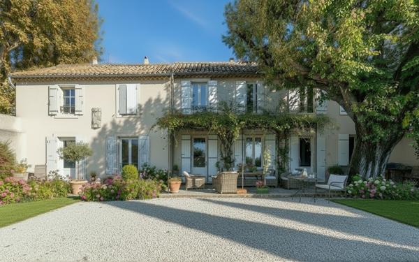 Visan (84820) Demeure exceptionnelle au coeur d'un village pittoresque du Vaucluse