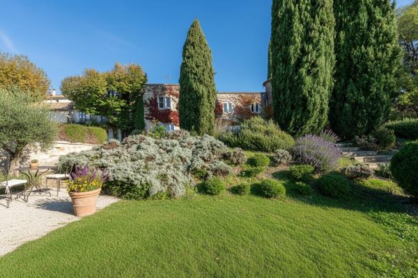 Visan (84820) Demeure exceptionnelle au coeur d'un village pittoresque du Vaucluse