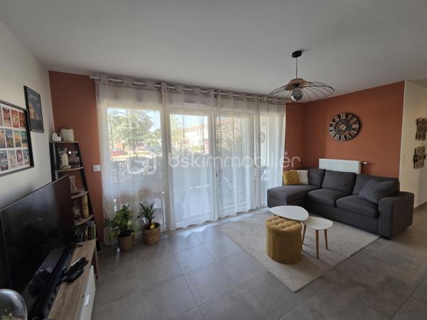 Au-delà de ses prestations, cet appartement a surtout été conçu pour offrir un véritable confort de vie.
Construit en 2023, cet appartement T3 de 62m2 séduira celles et ceux qui souhaitent profiter d'un logement moderne, où chaque espace a été pensé pour offrir confort et fonctionnalité au quotidien.
Dès l'entrée, la pièce de vie, baignée de lumière grâce à son exposition plein sud, invite naturellement à la convivialité. Ouverte sur une cuisine aménagée et équipée, elle se prolonge par une agréable terrasse de 10m2. Un véritable espace de vie supplémentaire, idéal pour partager un repas, recevoir ses proches ou profiter d'un moment de détente à l'extérieur.
L'espace nuit comprend deux chambres avec placards, une salle d'eau contemporaine équipée d'une douche à l'italienne et d'une double vasque, des WC indépendants ainsi qu'un cellier particulièrement appréciable au quotidien.
De plain-pied, cet appartement bénéficie d'une conception favorisant une accessibilité facilitée, offrant un confort de circulation adapté à de nombreux profils de vie.
Côté prestations, tout est réuni pour conjuguer confort et sérénité : excellente performance énergétique, baie vitrée équipée d'un volet roulant motorisé avec système anti-soulèvement, alarme sur l'ensemble des ouvertures, fibre optique et deux places de stationnement privatives, dont une place PMR.
Enfin sa proximité avec les commerces, les écoles, les transports et les principaux axes routiers vous permettra de profiter pleinement de la vie columérine tout en rejoignant facilement les bassins d'emploi toulousains.