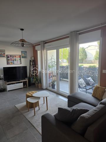 Au-delà de ses prestations, cet appartement a surtout été conçu pour offrir un véritable confort de vie.
Construit en 2023, cet appartement T3 de 62m2 séduira celles et ceux qui souhaitent profiter d'un logement moderne, où chaque espace a été pensé pour offrir confort et fonctionnalité au quotidien.
Dès l'entrée, la pièce de vie, baignée de lumière grâce à son exposition plein sud, invite naturellement à la convivialité. Ouverte sur une cuisine aménagée et équipée, elle se prolonge par une agréable terrasse de 10m2. Un véritable espace de vie supplémentaire, idéal pour partager un repas, recevoir ses proches ou profiter d'un moment de détente à l'extérieur.
L'espace nuit comprend deux chambres avec placards, une salle d'eau contemporaine équipée d'une douche à l'italienne et d'une double vasque, des WC indépendants ainsi qu'un cellier particulièrement appréciable au quotidien.
De plain-pied, cet appartement bénéficie d'une conception favorisant une accessibilité facilitée, offrant un confort de circulation adapté à de nombreux profils de vie.
Côté prestations, tout est réuni pour conjuguer confort et sérénité : excellente performance énergétique, baie vitrée équipée d'un volet roulant motorisé avec système anti-soulèvement, alarme sur l'ensemble des ouvertures, fibre optique et deux places de stationnement privatives, dont une place PMR.
Enfin sa proximité avec les commerces, les écoles, les transports et les principaux axes routiers vous permettra de profiter pleinement de la vie columérine tout en rejoignant facilement les bassins d'emploi toulousains.