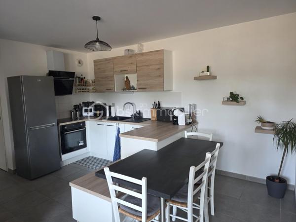 Au-delà de ses prestations, cet appartement a surtout été conçu pour offrir un véritable confort de vie.
Construit en 2023, cet appartement T3 de 62m2 séduira celles et ceux qui souhaitent profiter d'un logement moderne, où chaque espace a été pensé pour offrir confort et fonctionnalité au quotidien.
Dès l'entrée, la pièce de vie, baignée de lumière grâce à son exposition plein sud, invite naturellement à la convivialité. Ouverte sur une cuisine aménagée et équipée, elle se prolonge par une agréable terrasse de 10m2. Un véritable espace de vie supplémentaire, idéal pour partager un repas, recevoir ses proches ou profiter d'un moment de détente à l'extérieur.
L'espace nuit comprend deux chambres avec placards, une salle d'eau contemporaine équipée d'une douche à l'italienne et d'une double vasque, des WC indépendants ainsi qu'un cellier particulièrement appréciable au quotidien.
De plain-pied, cet appartement bénéficie d'une conception favorisant une accessibilité facilitée, offrant un confort de circulation adapté à de nombreux profils de vie.
Côté prestations, tout est réuni pour conjuguer confort et sérénité : excellente performance énergétique, baie vitrée équipée d'un volet roulant motorisé avec système anti-soulèvement, alarme sur l'ensemble des ouvertures, fibre optique et deux places de stationnement privatives, dont une place PMR.
Enfin sa proximité avec les commerces, les écoles, les transports et les principaux axes routiers vous permettra de profiter pleinement de la vie columérine tout en rejoignant facilement les bassins d'emploi toulousains.