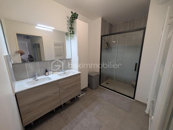 Au-delà de ses prestations, cet appartement a surtout été conçu pour offrir un véritable confort de vie.
Construit en 2023, cet appartement T3 de 62m2 séduira celles et ceux qui souhaitent profiter d'un logement moderne, où chaque espace a été pensé pour offrir confort et fonctionnalité au quotidien.
Dès l'entrée, la pièce de vie, baignée de lumière grâce à son exposition plein sud, invite naturellement à la convivialité. Ouverte sur une cuisine aménagée et équipée, elle se prolonge par une agréable terrasse de 10m2. Un véritable espace de vie supplémentaire, idéal pour partager un repas, recevoir ses proches ou profiter d'un moment de détente à l'extérieur.
L'espace nuit comprend deux chambres avec placards, une salle d'eau contemporaine équipée d'une douche à l'italienne et d'une double vasque, des WC indépendants ainsi qu'un cellier particulièrement appréciable au quotidien.
De plain-pied, cet appartement bénéficie d'une conception favorisant une accessibilité facilitée, offrant un confort de circulation adapté à de nombreux profils de vie.
Côté prestations, tout est réuni pour conjuguer confort et sérénité : excellente performance énergétique, baie vitrée équipée d'un volet roulant motorisé avec système anti-soulèvement, alarme sur l'ensemble des ouvertures, fibre optique et deux places de stationnement privatives, dont une place PMR.
Enfin sa proximité avec les commerces, les écoles, les transports et les principaux axes routiers vous permettra de profiter pleinement de la vie columérine tout en rejoignant facilement les bassins d'emploi toulousains.