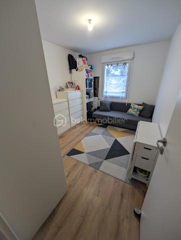 Au-delà de ses prestations, cet appartement a surtout été conçu pour offrir un véritable confort de vie.
Construit en 2023, cet appartement T3 de 62m2 séduira celles et ceux qui souhaitent profiter d'un logement moderne, où chaque espace a été pensé pour offrir confort et fonctionnalité au quotidien.
Dès l'entrée, la pièce de vie, baignée de lumière grâce à son exposition plein sud, invite naturellement à la convivialité. Ouverte sur une cuisine aménagée et équipée, elle se prolonge par une agréable terrasse de 10m2. Un véritable espace de vie supplémentaire, idéal pour partager un repas, recevoir ses proches ou profiter d'un moment de détente à l'extérieur.
L'espace nuit comprend deux chambres avec placards, une salle d'eau contemporaine équipée d'une douche à l'italienne et d'une double vasque, des WC indépendants ainsi qu'un cellier particulièrement appréciable au quotidien.
De plain-pied, cet appartement bénéficie d'une conception favorisant une accessibilité facilitée, offrant un confort de circulation adapté à de nombreux profils de vie.
Côté prestations, tout est réuni pour conjuguer confort et sérénité : excellente performance énergétique, baie vitrée équipée d'un volet roulant motorisé avec système anti-soulèvement, alarme sur l'ensemble des ouvertures, fibre optique et deux places de stationnement privatives, dont une place PMR.
Enfin sa proximité avec les commerces, les écoles, les transports et les principaux axes routiers vous permettra de profiter pleinement de la vie columérine tout en rejoignant facilement les bassins d'emploi toulousains.