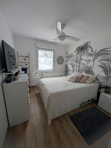 Au-delà de ses prestations, cet appartement a surtout été conçu pour offrir un véritable confort de vie.
Construit en 2023, cet appartement T3 de 62m2 séduira celles et ceux qui souhaitent profiter d'un logement moderne, où chaque espace a été pensé pour offrir confort et fonctionnalité au quotidien.
Dès l'entrée, la pièce de vie, baignée de lumière grâce à son exposition plein sud, invite naturellement à la convivialité. Ouverte sur une cuisine aménagée et équipée, elle se prolonge par une agréable terrasse de 10m2. Un véritable espace de vie supplémentaire, idéal pour partager un repas, recevoir ses proches ou profiter d'un moment de détente à l'extérieur.
L'espace nuit comprend deux chambres avec placards, une salle d'eau contemporaine équipée d'une douche à l'italienne et d'une double vasque, des WC indépendants ainsi qu'un cellier particulièrement appréciable au quotidien.
De plain-pied, cet appartement bénéficie d'une conception favorisant une accessibilité facilitée, offrant un confort de circulation adapté à de nombreux profils de vie.
Côté prestations, tout est réuni pour conjuguer confort et sérénité : excellente performance énergétique, baie vitrée équipée d'un volet roulant motorisé avec système anti-soulèvement, alarme sur l'ensemble des ouvertures, fibre optique et deux places de stationnement privatives, dont une place PMR.
Enfin sa proximité avec les commerces, les écoles, les transports et les principaux axes routiers vous permettra de profiter pleinement de la vie columérine tout en rejoignant facilement les bassins d'emploi toulousains.