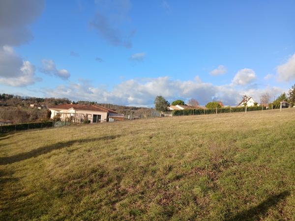 Superbe terrain constructible de 1548 m² au calme, avec vues.