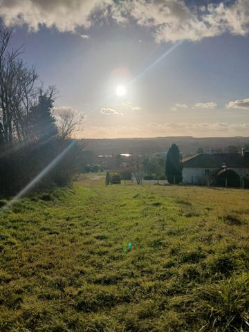 Superbe terrain constructible de 1548 m² au calme, avec vues.