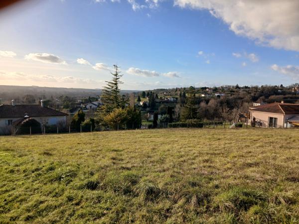 Superbe terrain constructible de 1548 m² au calme, avec vues.