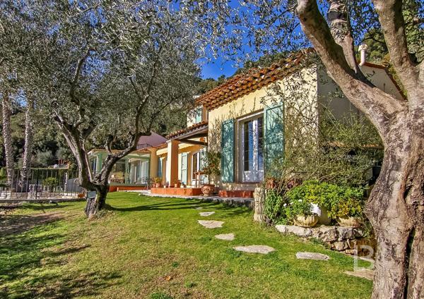 Belle villa provençale à vendre au calme avec vue mer