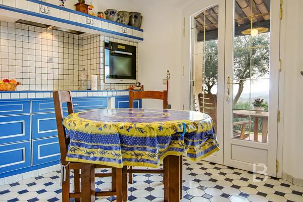 Belle villa provençale à vendre au calme avec vue mer