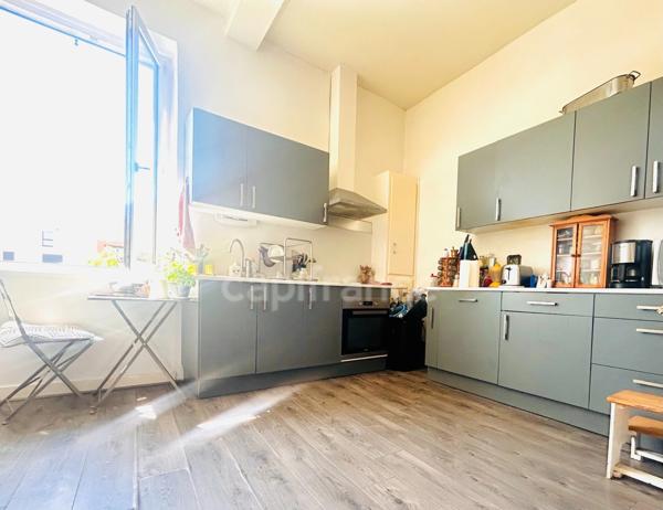 CENTRE VILLE DE MONTBRISON, APPARTEMENT BOURGEOIS TRAVERSANT DE 118 M², 3 CHAMBRES, TERRAIN ARBORE, DOUBLE VITRAGE, CHAUDIERE GAZ DE VILLE,  CAVE, FIBRE.