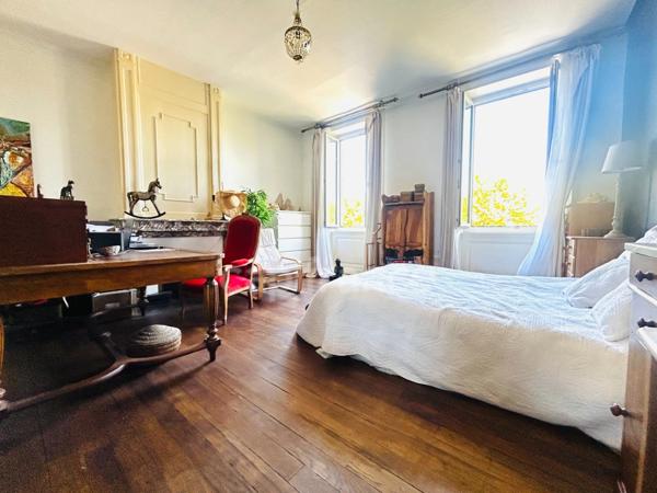 CENTRE VILLE DE MONTBRISON, APPARTEMENT BOURGEOIS TRAVERSANT DE 118 M², 3 CHAMBRES, TERRAIN ARBORE, DOUBLE VITRAGE, CHAUDIERE GAZ DE VILLE,  CAVE, FIBRE.