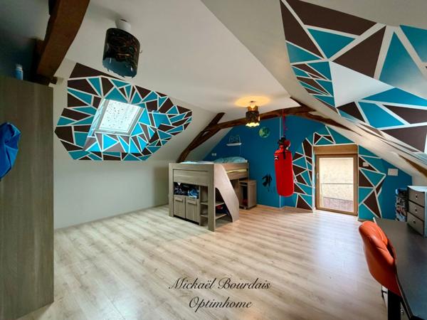 Maison familiale 4 chambres – 1 hectare de terrain – dépendances – Breil / Noyant-Villages
