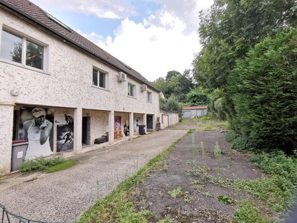 Proche centre ville....Locaux de plus de 400 m²....