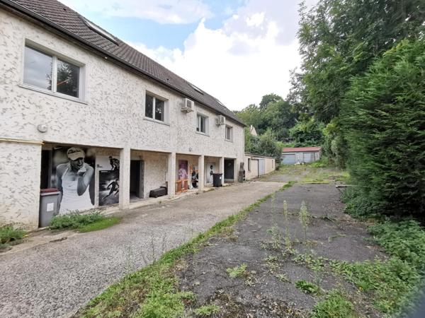 Proche centre ville....Locaux de plus de 400 m²....