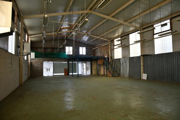 VENTE ou LOCATION - Centre ville de l'Ile Bouchard, beau local d'activité - 310 m² au sol et belle vitrine - Nombreuses possibilités d'aménagement