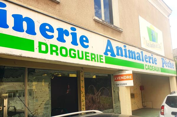 VENTE ou LOCATION - Centre ville de l'Ile Bouchard, beau local d'activité - 310 m² au sol et belle vitrine - Nombreuses possibilités d'aménagement