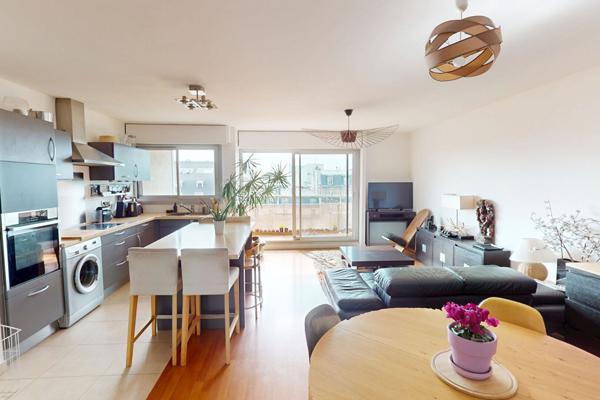 Appartement familial avec balcon, vue sur tout Paris et sur le Canal !