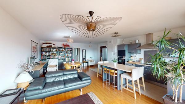 Appartement familial avec balcon, vue sur tout Paris et sur le Canal !