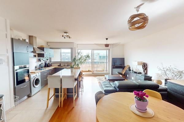 Appartement familial avec balcon, vue sur tout Paris et sur le Canal !