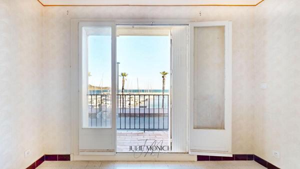 T3 AVEC TERRASSE FACE AU PORT