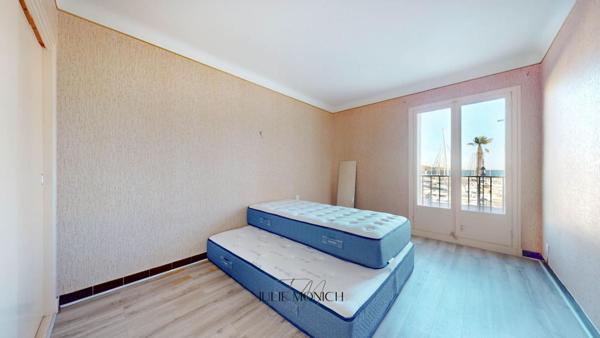 T3 AVEC TERRASSE FACE AU PORT