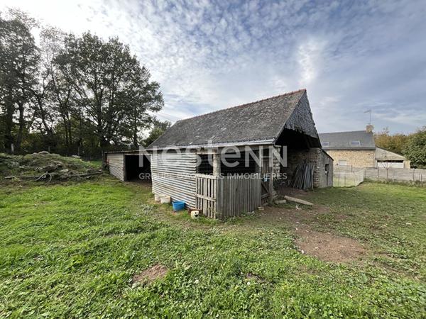 Longère à rénover, Elven, potentiel de 110 m² au sol sur 2500 m² de terrain.
