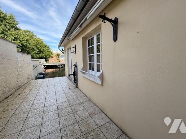 Jolie maison de ville avec cour, comprenant :
-	au rez-de-chaussée : une cuisine, un salon, un...