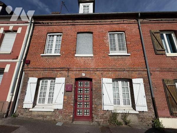 Jolie maison de ville avec cour, comprenant :
-	au rez-de-chaussée : une cuisine, un salon, un...