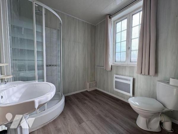 Jolie maison de ville avec cour, comprenant :
-	au rez-de-chaussée : une cuisine, un salon, un...