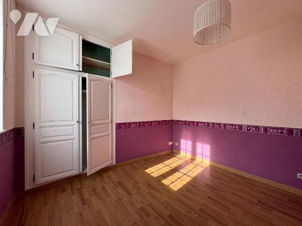 Jolie maison de ville avec cour, comprenant :
-	au rez-de-chaussée : une cuisine, un salon, un...