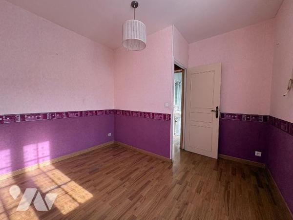 Jolie maison de ville avec cour, comprenant :
-	au rez-de-chaussée : une cuisine, un salon, un...