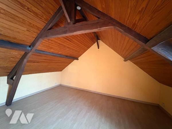 Jolie maison de ville avec cour, comprenant :
-	au rez-de-chaussée : une cuisine, un salon, un...