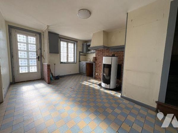 Jolie maison de ville avec cour, comprenant :
-	au rez-de-chaussée : une cuisine, un salon, un...