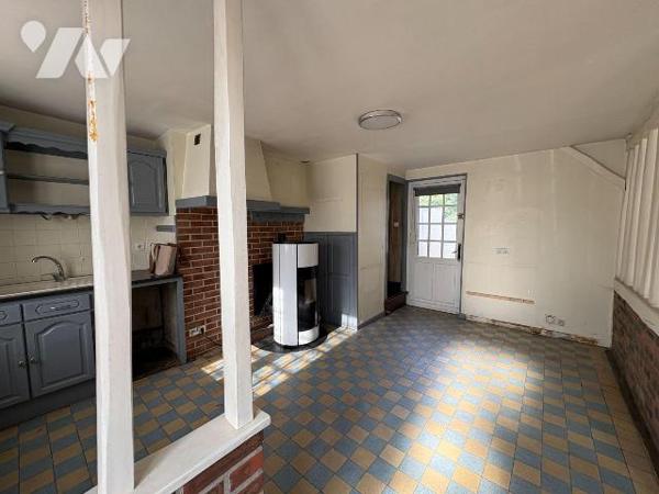 Jolie maison de ville avec cour, comprenant :
-	au rez-de-chaussée : une cuisine, un salon, un...