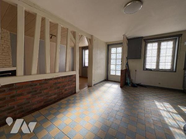 Jolie maison de ville avec cour, comprenant :
-	au rez-de-chaussée : une cuisine, un salon, un...
