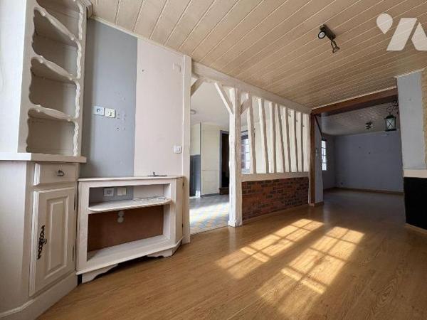 Jolie maison de ville avec cour, comprenant :
-	au rez-de-chaussée : une cuisine, un salon, un...