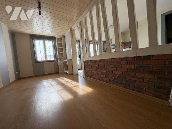Jolie maison de ville avec cour, comprenant :
-	au rez-de-chaussée : une cuisine, un salon, un...