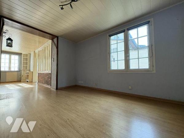 Jolie maison de ville avec cour, comprenant :
-	au rez-de-chaussée : une cuisine, un salon, un...