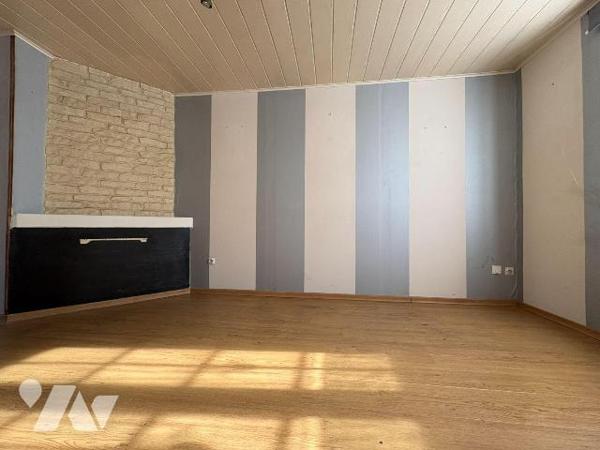 Jolie maison de ville avec cour, comprenant :
-	au rez-de-chaussée : une cuisine, un salon, un...