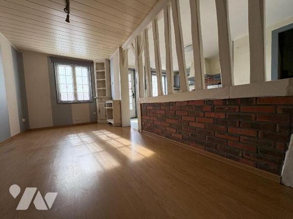 Jolie maison de ville avec cour, comprenant :
-	au rez-de-chaussée : une cuisine, un salon, un...
