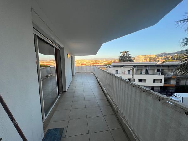 Grand duplex en étage à seulement 5 minutes à pied de la rue d'Antibes