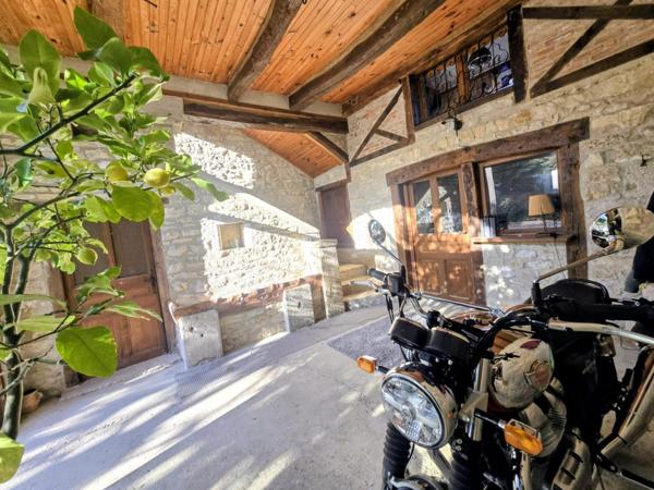 Maison atypique en pierre au cœur du hameau de Romanèche, commune de Hautecourt