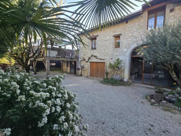 Maison atypique en pierre au cœur du hameau de Romanèche, commune de Hautecourt
