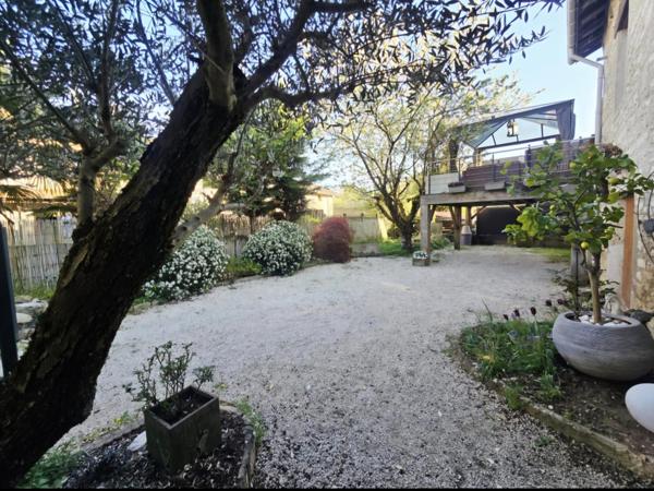 Maison atypique en pierre au cœur du hameau de Romanèche, commune de Hautecourt