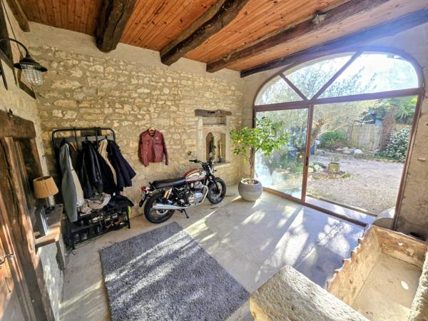 Maison atypique en pierre au cœur du hameau de Romanèche, commune de Hautecourt