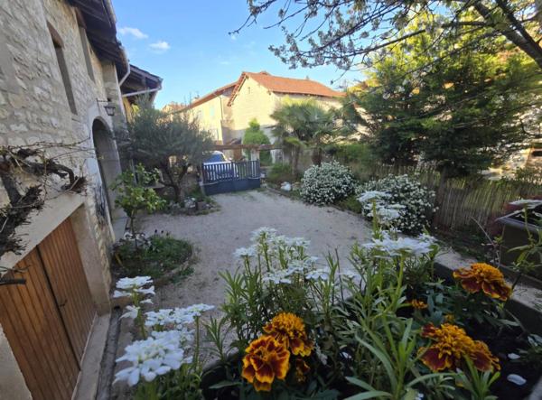 Maison atypique en pierre au cœur du hameau de Romanèche, commune de Hautecourt