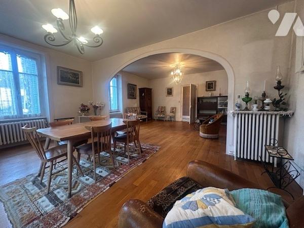 L'étude de Maître Caroline LAMBERT,  vous propose cette  maison avec dépendances et terrain clos