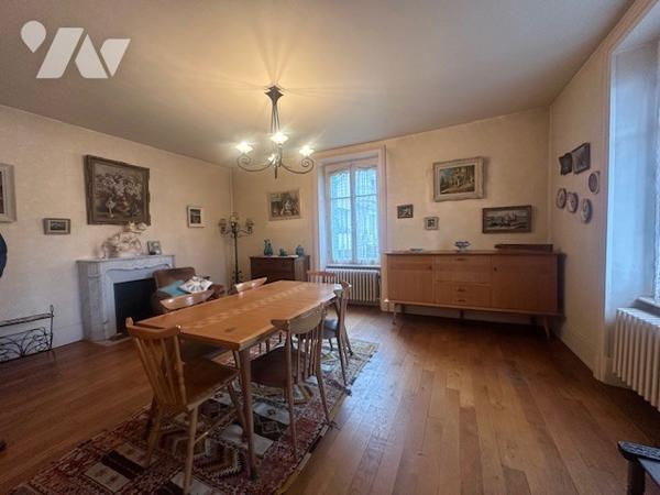 L'étude de Maître Caroline LAMBERT,  vous propose cette  maison avec dépendances et terrain clos