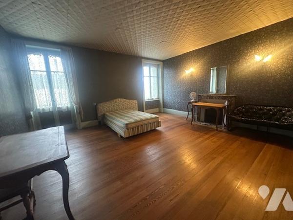 L'étude de Maître Caroline LAMBERT,  vous propose cette  maison avec dépendances et terrain clos